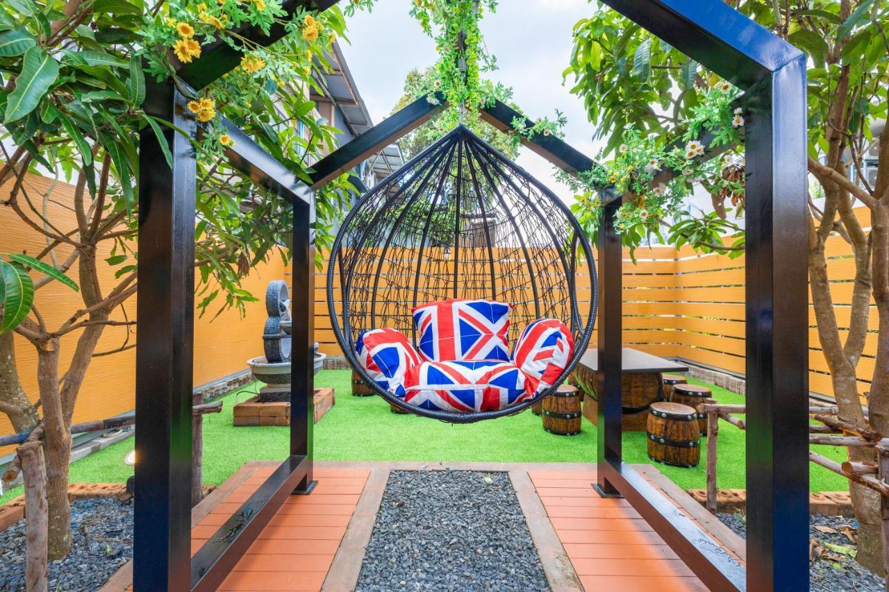 Marco Polo Phuket Poshtel & Bistro Hostel Екстериор снимка