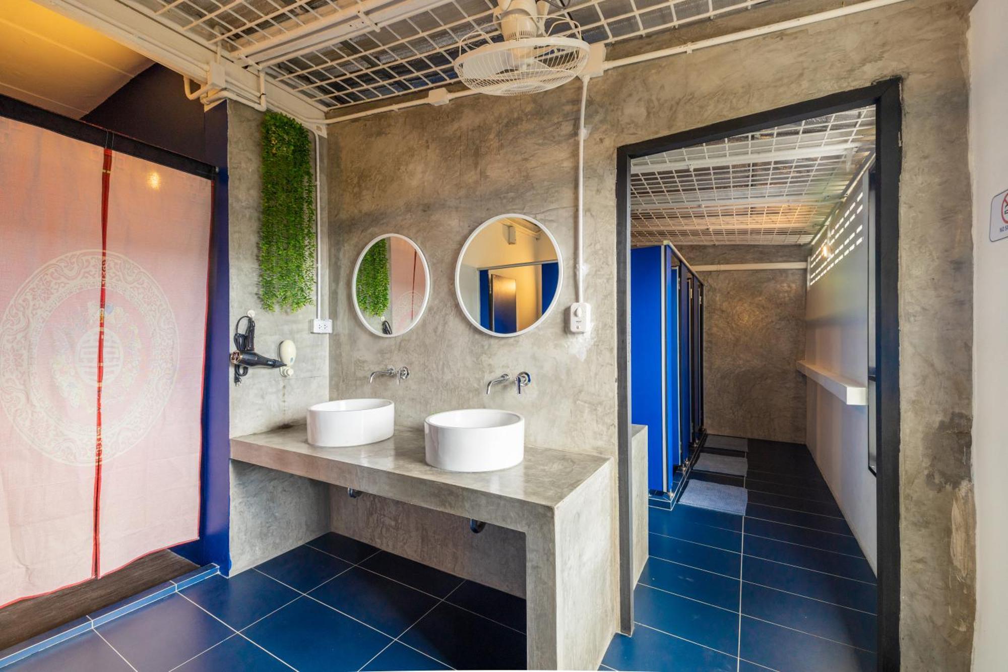 Marco Polo Phuket Poshtel & Bistro Hostel Стая снимка